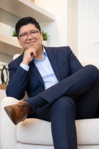 Dr. Luis Adalberto Ramírez Corona, paidopsiquiatra en Zapopan, sentado en un sillón de su consultorio