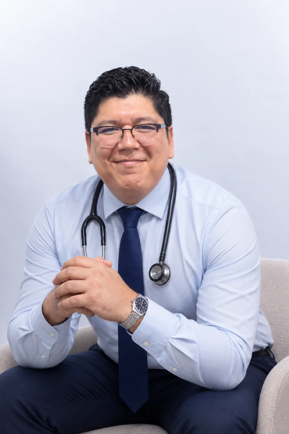 Dr. Luis Ramírez Corona, psiquiatra de niños y adolescentes, con camisa azul y estetoscopio