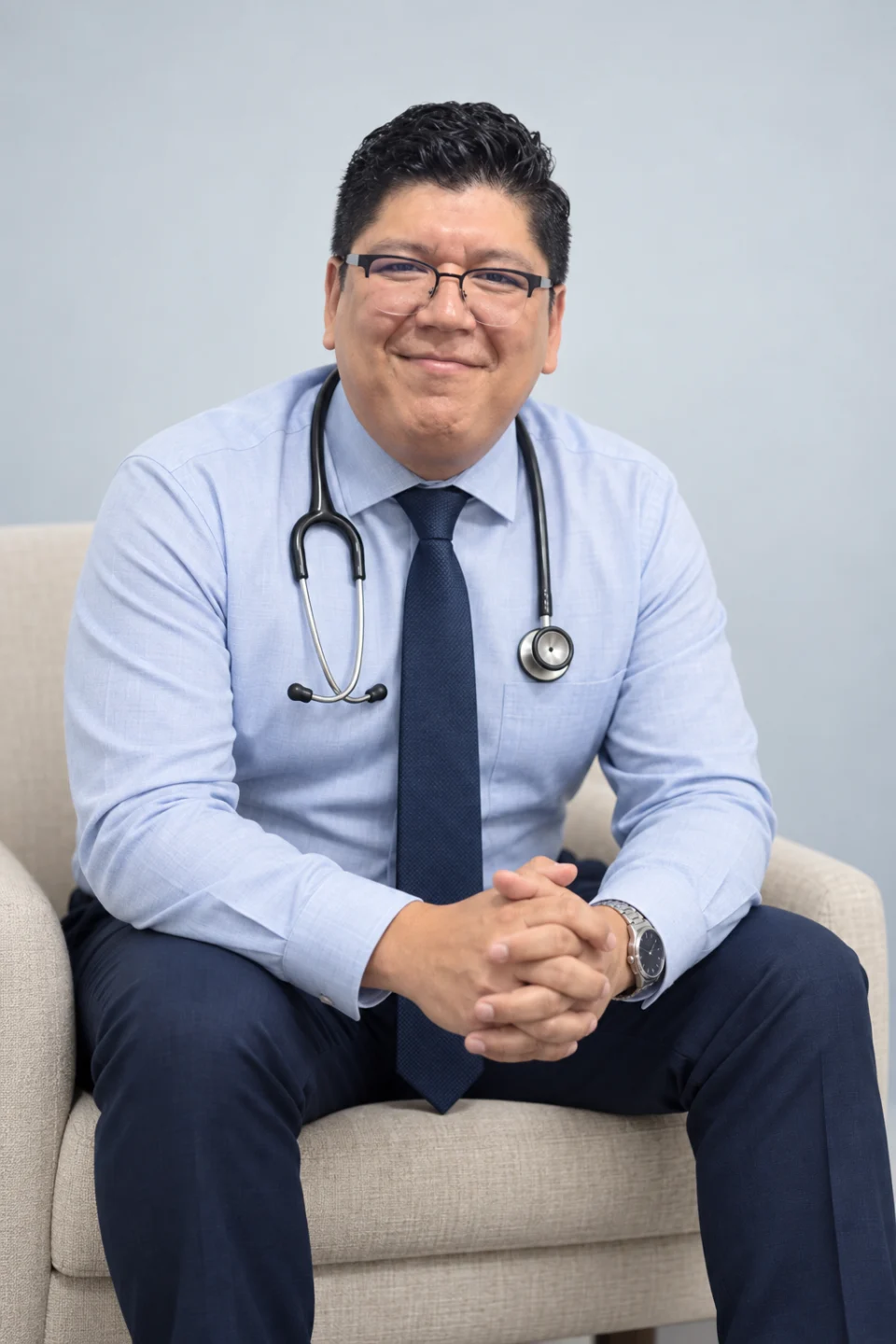Dr. Luis Ramírez Corona sonriendo con camisa azul, corbata y estetoscopio