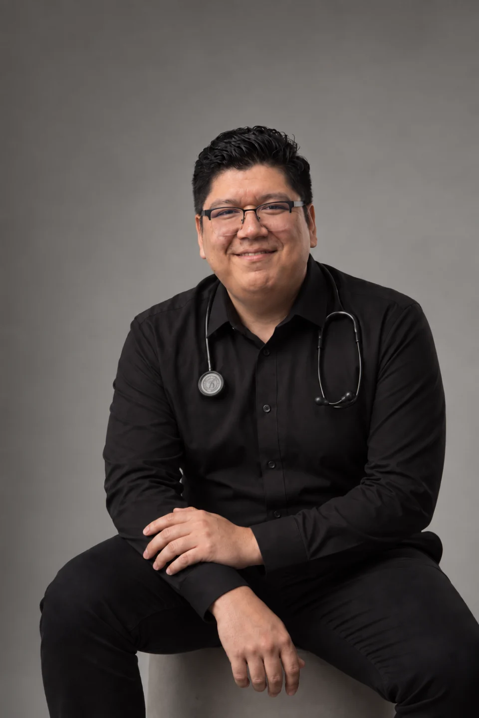 Dr. Luis Ramírez Corona con camisa negra y estetoscopio