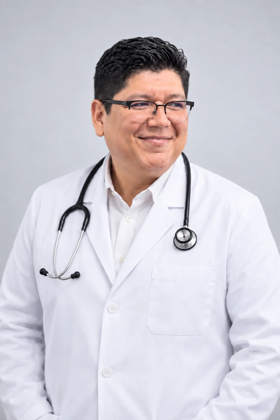 Dr. Luis Ramírez Corona con bata blanca y estetoscopio, psiquiatra infantil y de la adolescencia
